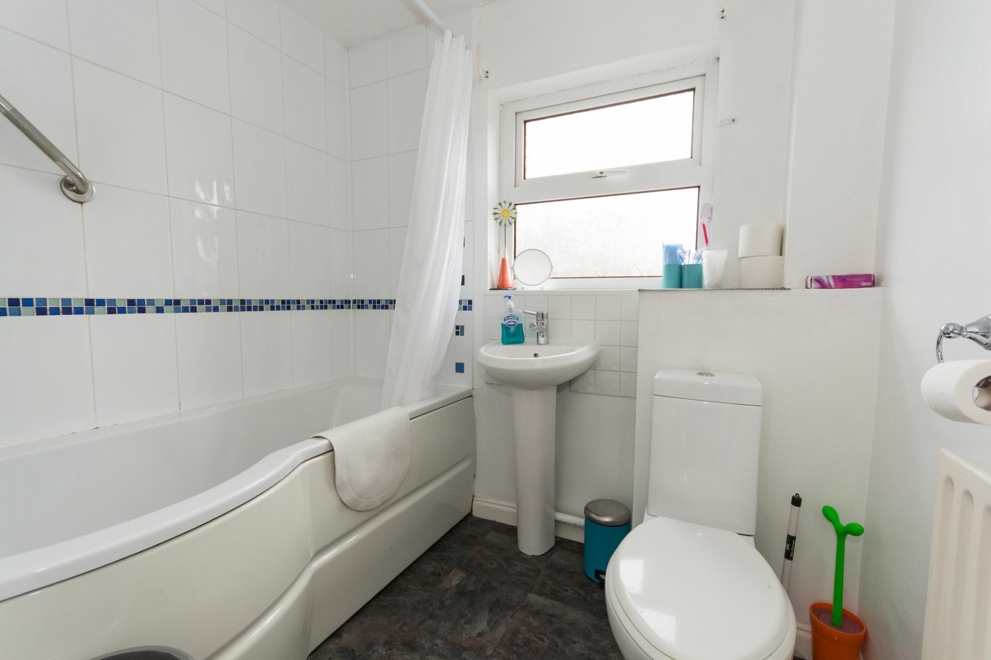 Very Central Location- Free Parking - 2 Bedrooms Apartment *
