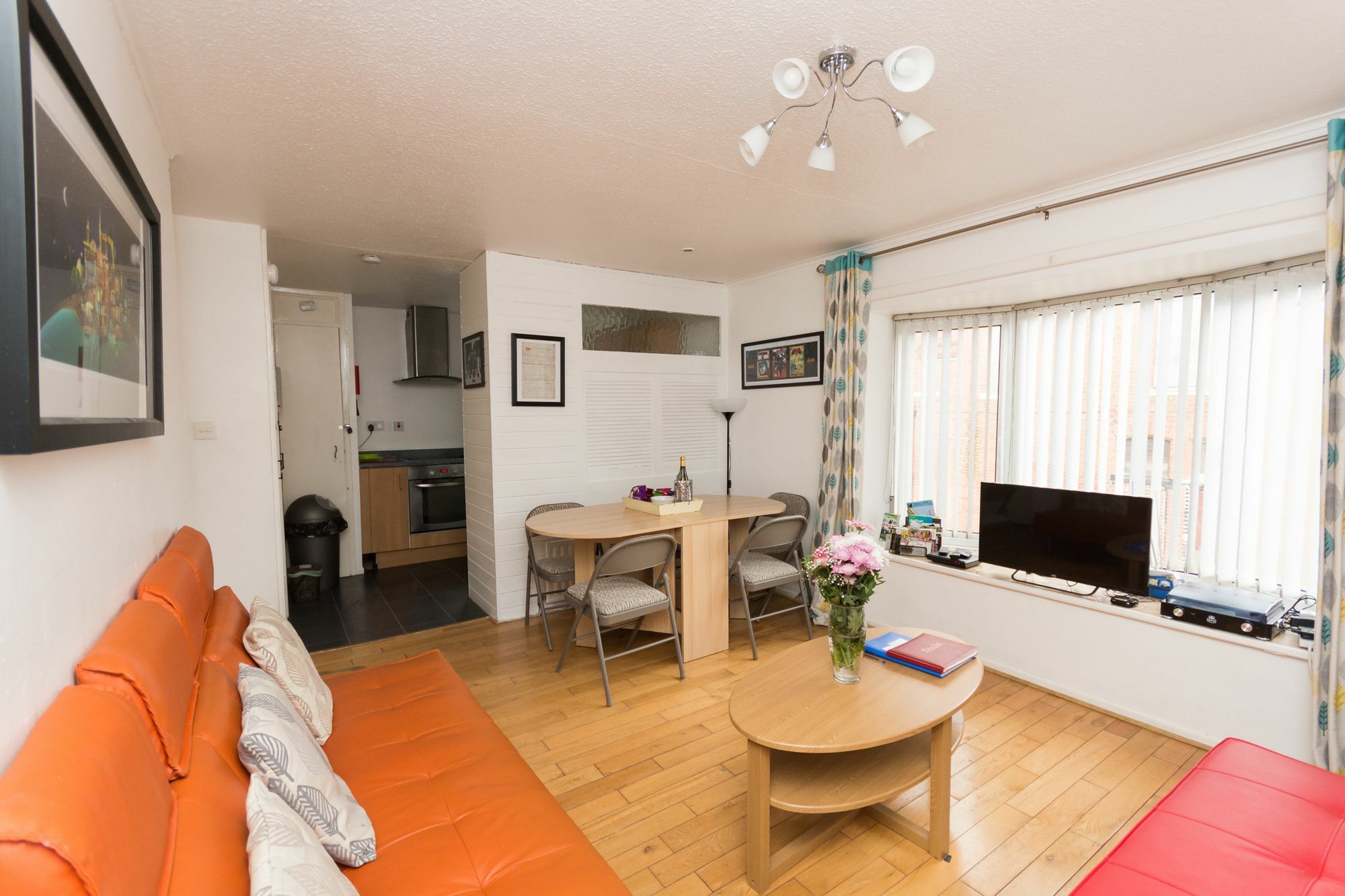 Apartment Very Central Location- Free Parking - 2 Bedrooms *