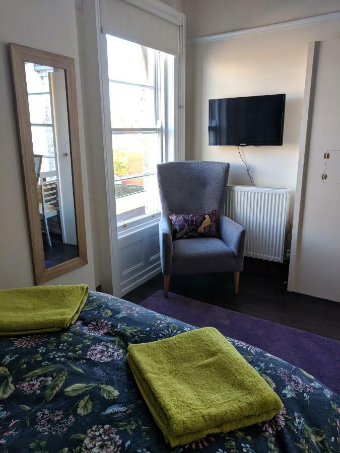 Apt 4, 16 College Gardens Apartment